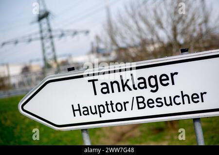 Wilhelmshaven, Deutschland. März 2024. Ein Schild mit der Aufschrift „Tank Farm“ steht am Eingang zu einer HES International Umschlaganlage in der Jade Bay. Das niederländische Unternehmen HES International importiert und lagert Rohöl, Diesel, Benzin und LPG sowie Treibstoff für Flugzeuge für seine Kunden. Quelle: Hauke-Christian Dittrich/dpa/Alamy Live News Stockfoto