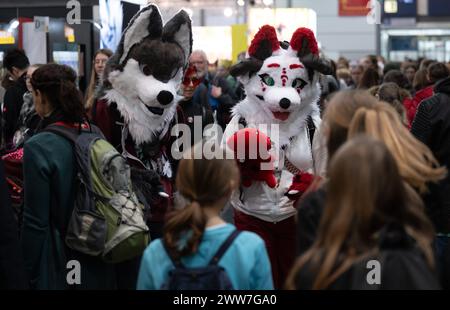 Leipzig, Deutschland. März 2024. Cosplayer aus dem Erzgebirge spazieren in ihren Kostümen auf der Leipziger Buchmesse. Über 2000 Aussteller aus 40 Ländern präsentieren ihre neuen Produkte auf dem Frühjahrstreffen der Buchbranche. Fans der Cosplay- und Manga-Szene, die sich traditionell auf der Buchmesse präsentiert, sind stark vertreten. Quelle: Hendrik Schmidt/dpa/Alamy Live News Stockfoto