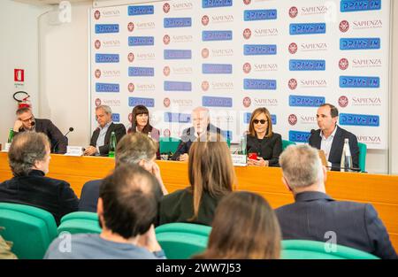 Lezione all'Universit&#xe0; La Sapienza con Antonio Ricci, Enrico Mentana, Victoria Cabello und Barbara Palombelli, Sulla trasmissione Drive-in. Nella foto Enrico Mentana, Victoria Cabello, Antonio Ricci e Barbara Palombelli, Antonio Ricci, Andrea Minuz e Michele Masneri,- Cronaca - Roma, Italia - Venerd&#xec;, 22 Marzo 2024 (Foto Valentina Stefanelli/LaPresse)&#xa0;Lession an der La Sapienza University in Roma About Drive in with Barbara Palombelli, Enrico, Victoria, Ricana, Ricana, Antonio, Ricana, Rom Italien - Freitag, März 2024 (Foto Valentina Stefanelli/LaPresse) Stockfoto