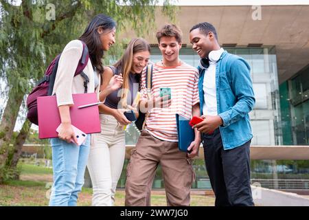 Schüler, die Spaß mit Mobiltelefonen haben, um Inhalte in sozialen Medien zu erstellen. Stockfoto