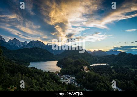 Schloss Hohenschwangau, Föhnsturm, Sonnenuntergang, bei Füssen, Ostallgaeu, Allgaeu, Bayern, Deutschland Stockfoto