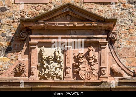 Wappen für Landgraf Ludwig IV. Von Hessen-Marburg und Hedwig von Württemberg, Relief in Sandstein über Portal, Rüstungsanlage, Deutsche Renaissance Stockfoto