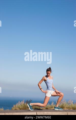 Frau gegen Meer und den blauen Himmel Strecken Stockfoto