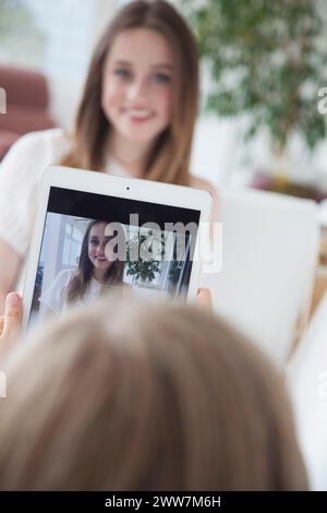 Jungen nehmen Foto von seiner Schwester mit Digital-Tablette Stockfoto