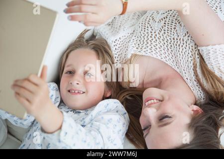 Junge und Teenager-Mädchen mit Digital-Tablette Stockfoto