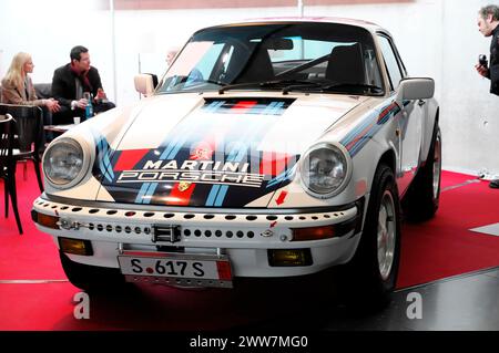 RETRO CLASSICS 2010, Messe Stuttgart, Stuttgart, Baden-Württemberg, Deutschland, Europa, Porsche-Sportwagen mit blauer und roter Rennlackierung Stockfoto