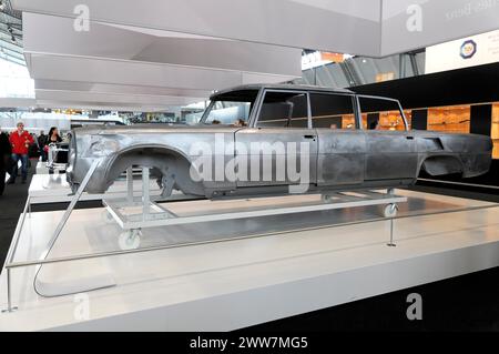 RETRO CLASSICS 2010, Messe Stuttgart, unvollendete Restaurierungskarosserie einer klassischen Langstreckenlimousine auf Stützen, Messe Stuttgart Stockfoto