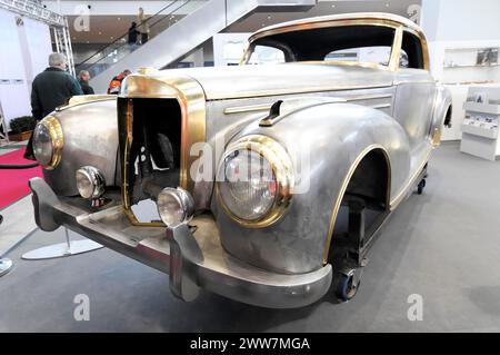 RETRO CLASSICS 2010, Stuttgart Messe, Mercedes-Benz Oldtimer während der Restaurierung, Vorderansicht einer unvollendeten Oldtimer-Restaurierung mit Stockfoto