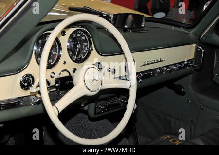 RETRO CLASSICS 2010, Messe Stuttgart, Innenausstattung eines klassischen Mercedes-Benz 300 SL, mit Lenkrad und holzgetäfeltem Armaturenbrett, Stuttgart Stockfoto