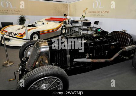 RETRO CLASSICS 2010, Stuttgart Messe, historischer schwarz-weißer Rennwagen mit offenem Cockpit auf einer Ausstellung, Stuttgart Messe Stockfoto