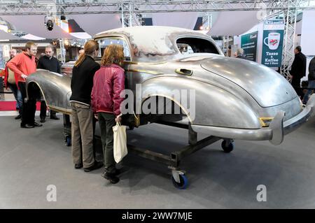 RETRO CLASSICS 2010, Stuttgart Messe, Menschen betrachten die unvollendete Restaurierung der Karosserie eines Oldtimers, Stuttgart Messe Stockfoto