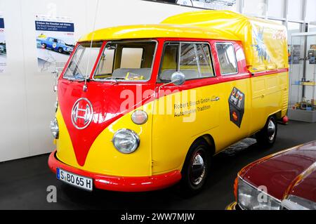 RETRO CLASSICS 2010, Messe Stuttgart, bunt lackiert VW T1 Bulli in gelb und rot mit Bosch Werbung, Messe Stuttgart Stockfoto