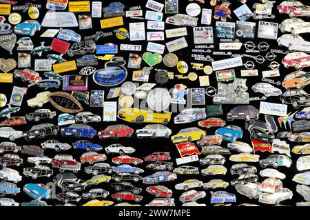 RETRO CLASSICS 2010, Stuttgart Messe, Eine Sammlung von Automobilabzeichen mit Werbelogos, Stuttgart Messe, Stuttgart, Baden-Württemberg Stockfoto