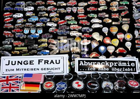 RETRO CLASSICS 2010, Stuttgart Messe, Abzeichen mit Autoemblemen und humorvollen Slogans, Stuttgart Messe, Stuttgart, Baden-Württemberg, Deutschland Stockfoto