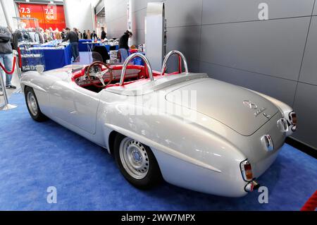 RETRO CLASSICS 2010, Stuttgart Messe, Ein graues Vintage Cabrio (Mercedes) mit roten Sitzen auf einer Ausstellung, Stuttgart Messe Stockfoto