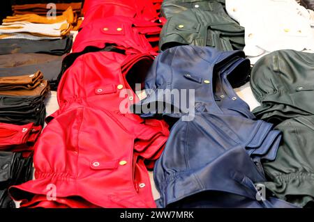 RETRO CLASSICS 2010, Stuttgart Messe, verschiedene Jacken mit Fokus auf Rot und Blau, Stuttgart Messe, Stuttgart Stockfoto