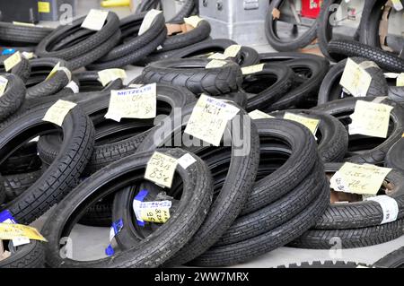 RETRO CLASSICS 2010, Stuttgart Messe, Stapel schwarzer Motorradreifen verschiedener Größen mit Preisetiketten, Stuttgart Messe, Stuttgart Stockfoto