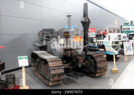 RETRO CLASSICS 2010, Messe Stuttgart, historischer Lanz Bulldog Raupentraktor im Museum, Messe Stuttgart Stockfoto