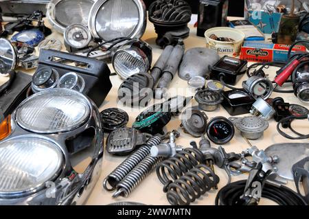 RETRO CLASSICS 2010, Messe Stuttgart, Sammlung von Autoscheinwerfern und diversen Ersatzteilen, Messe Stuttgart, Baden-Württemberg Stockfoto