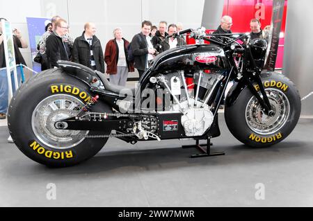 RETRO CLASSICS 2010, Messe Stuttgart, Schwarzes Ausstellungs-Motorrad mit auffälligen RIGDON-Reifen, umgeben von Messebesuchern, Stuttgart Stockfoto