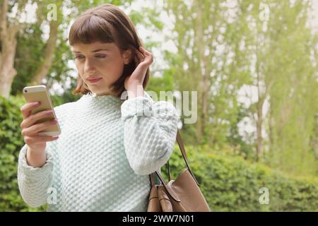 Teenager-Mädchen mit Smartphone im freien Stockfoto