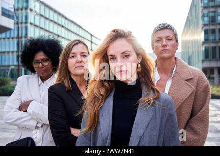 Vier einflussreiche, multirassische Geschäftsfrauen, die auf das Selbstvertrauen der Kamera achten. Stockfoto