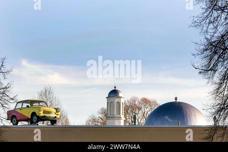 Ein Trabant auf dem Dach einer Werkstatt, im Hintergrund sehen Sie die Khadija Moschee im Berliner Stadtteil Pankow, 10. Dezember 2015 Stockfoto