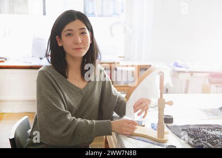 Porträt der Arbeitnehmerin im Stickerei-Design-Studio Stockfoto