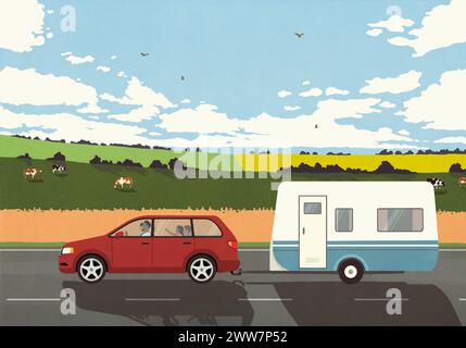 Familie im Auto im Urlaub zieht Wohnwagen in sonniger, idyllischer Landschaft Stockfoto