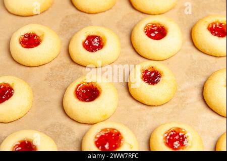 Köstliche hausgemachte Shortbread-Kekse mit Erdbeermarmelade-Füllung. Stockfoto
