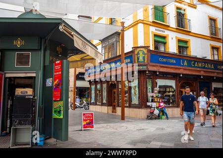 Sevilla, Spanien, Leute zu Fuß, traditionelle spanische Bäckerei, « La Campana » Confiteria im historischen Stadtzentrum, La Campana, Straßenszene Stockfoto
