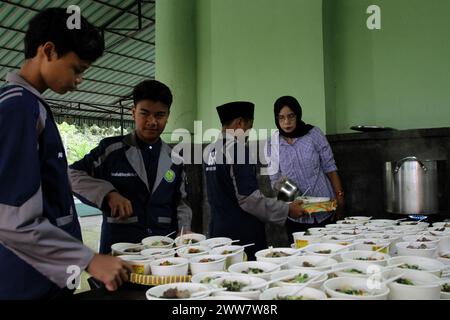 22. März 2024, Yogyakarta, Spezialregion Yogyakarta, Indonesien: Indonesische Muslime bereiten während des Heiligen Monats Ramadan in der Syuhada-Moschee Mahlzeiten zu, um das Fasten zu brechen. Die Moschee bietet Hunderte von Portionen an schnellen Mahlzeiten mit einem abwechslungsreichen Menü aller indonesischen Speisen. (Kreditbild: © Angga Budhiyanto/ZUMA Press Wire) NUR REDAKTIONELLE VERWENDUNG! Nicht für kommerzielle ZWECKE! Stockfoto