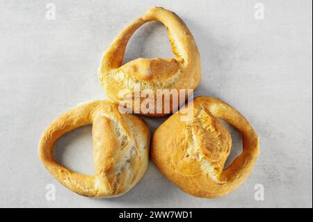 Kalach ist ein traditionelles ostslawisches Brot, das von Hand gebacken wird. Köstliches, frisches, rustikales Frühstück, hausgemachte, frisch gebackene Bio-Brötchen, Brezeln. Die Stockfoto