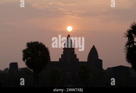 Siem Reap. März 2024. Dieses Foto vom 22. März 2024 zeigt den Angkor Wat Tempel bei Sonnenaufgang in der Provinz Siem Reap, Kambodscha. Quelle: Phearum/Xinhua/Alamy Live News Stockfoto