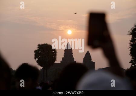 Siem Reap, Kambodscha. März 2024. Touristen beobachten den Sonnenaufgang im Tempel Angkor Wat in der Provinz Siem Reap, Kambodscha, 22. März 2024. Quelle: Phearum/Xinhua/Alamy Live News Stockfoto