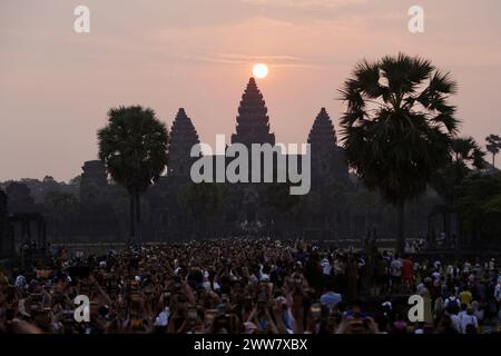 Siem Reap, Kambodscha. März 2024. Touristen beobachten den Sonnenaufgang im Tempel Angkor Wat in der Provinz Siem Reap, Kambodscha, 22. März 2024. Quelle: Phearum/Xinhua/Alamy Live News Stockfoto