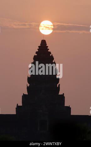 Siem Reap. März 2024. Dieses Foto vom 22. März 2024 zeigt den zentralen Turm des Angkor Wat-Tempels bei Sonnenaufgang in der Provinz Siem Reap, Kambodscha. Quelle: Phearum/Xinhua/Alamy Live News Stockfoto