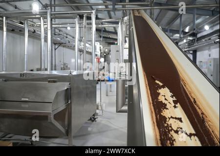 GHANA, Dorf Amanese, Kakaoverarbeitung, Schokoladenfabrik fairafric / GHANA, Wertschöpfungskette, Kakao Verarbeitung, Schokoladen Herstellung in Schokoladenfabrik fairafric Stockfoto