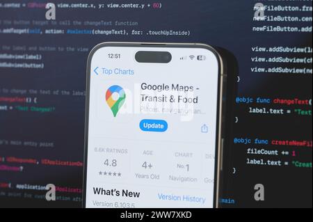 New York, USA - 23. Februar 2024: Google Maps auf dem iphone-Bildschirm mit unscharfem Code-Programmierhintergrund Stockfoto
