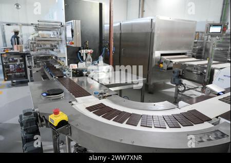 GHANA, Dorf Amanese, Kakaoverarbeitung, Schokoladenfabrik fairafric / GHANA, Wertschöpfungskette, Kakao Verarbeitung, Schokoladen Herstellung in Schokoladenfabrik fairafric Stockfoto