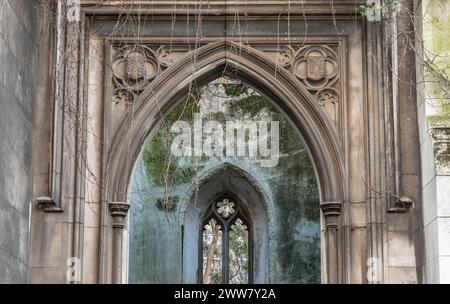 London, Großbritannien - 27. Februar 2024 - perspektivischer Blick auf den Eingang mit Steinbögen und den Fensterrahmen aus Stein im Inneren von St. Dunstan im East Church Garden. Das h Stockfoto