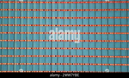 Ein kompliziertes Muster von LED-Leuchten dominiert dieses Bild und zeigt die präzise Matrix in einem großen landwirtschaftlichen Gewächshaus. Die harmonische Ausrichtung der Lichtstreifen mit den blau getönten Paneelen spiegelt das Engagement für effiziente Pflanzenpflege und futuristische Anbaumethoden wider. Architectural Harmony: Eine Matrix von LED-Leuchten in einem landwirtschaftlichen Gewächshaus. Hochwertige Fotos Stockfoto