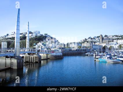 Torquay Harbour mit der Fußgängerbrücke, die einen Tidal cill zwischen den äußeren und inneren Häfen hält. Torquay liegt in Torbay (der englischen Riviera) S Stockfoto