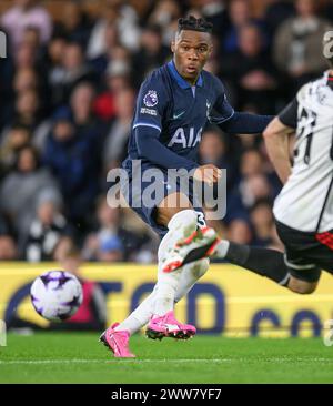 London, Großbritannien. März 2024 - Fulham gegen Tottenham Hotspur - Premier League - Craven Cottage. Tottenham Hotspurs Destiny Udogie im Kampf gegen Fulham. Bildnachweis: Mark Pain / Alamy Live News Stockfoto