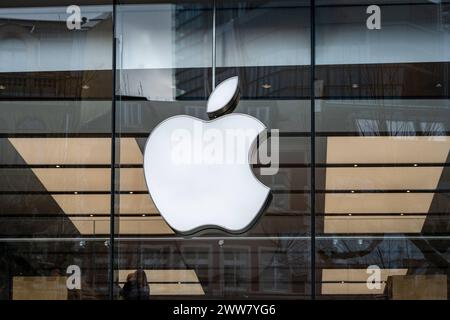 Apple-Logo an Glasfassade eines Apple Stores in Frankfurt 21.03.24, Frankfurt: Symbolfoto, Illustrationsbild, Symbolbild, Illustrationsfoto Apple-Logo an Glasfassade eines Apple Stores in Frankfurt das ikonische Apple-Logo leuchtet an der Glasfassade eines Apple Stores in Frankfurt am Main, wobei der Store selbst nur teilweise und im Anschnitt sichtbar ist, eingebettet in das städtische Ambiente Frankfurt Hessen Deutschland *** Apple Logo auf der Glasfassade eines Apple Stores in Frankfurt 21 03 24, Frankfurt Symbol Foto, Illustration Bild, Symbol Bild, Illustration Foto Apple Logo auf Glas Stockfoto