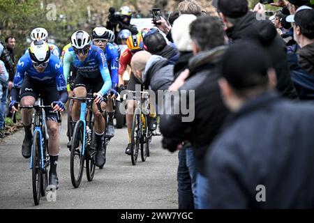 Harelbeke, Belgien. März 2024. Die abtrünnige Gruppe, die während des eintägigen Radrennens „E3 Saxo Bank Classic“, 207 km von und nach Harelbeke, am Freitag, den 22. März 2024, gezeigt wurde. BELGA FOTO JASPER JACOBS Credit: Belga News Agency/Alamy Live News Stockfoto