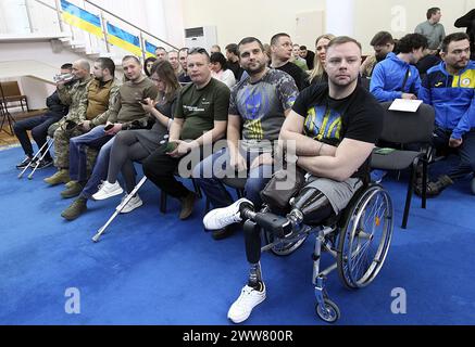 DNIPRO, UKRAINE – 21. MÄRZ 2024 - Teilnehmer an der Präsentation des neuen Sozial- und Bildungsprojekts Titans.UA, das nicht nur verschiedene Arten der Rehabilitation umfasst, sondern auch Initiativen zur Förderung der Integration von Veteranen in alle Lebensbereiche der Region sowie Bildungsprogramme zur Förderung einer respektvollen Haltung gegenüber umfasst Helden, Dnipro, Ostukraine. Stockfoto