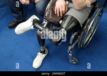 DNIPRO, UKRAINE – 21. MÄRZ 2024 - Ein Teilnehmer mit Beinprothesen nimmt an der Präsentation des neuen Sozial- und Bildungsprojekts Titans.UA Teil, das nicht nur verschiedene Arten der Rehabilitation umfasst, sondern auch Initiativen zur Förderung der Integration von Veteranen in alle Lebensbereiche der Region sowie Bildungsprogramme umfasst Ziel ist es, eine respektvolle Haltung gegenüber Helden, Dnipro, Ostukraine, zu fördern. Stockfoto