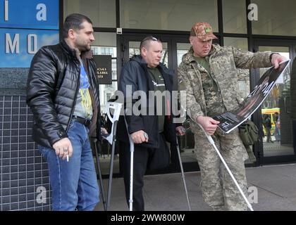 DNIPRO, UKRAINE - 21. MÄRZ 2024 - die Teilnehmer der Präsentation eines neuen Sozial- und Bildungsprojekts der regionalen Militärverwaltung Dnipro Titans.UA sprechen nach der Veranstaltung außerhalb des RMA-Gebäudes, Dnipro, Ostukraine. Stockfoto