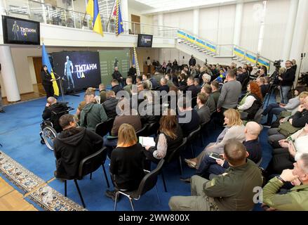 DNIPRO, UKRAINE – 21. MÄRZ 2024 - Teilnehmer eines neuen Sozial- und Bildungsprojekts der regionalen Militärverwaltung Titans.UA Dnipro, das nicht nur verschiedene Arten der Rehabilitation umfasst, sondern auch Initiativen zur Förderung der Integration von Veteranen in alle Lebensbereiche der Region sowie Bildungsprogramme, die darauf ausgerichtet sind Förderung einer respektvollen Haltung gegenüber Helden, Dnipro, Ostukraine. Stockfoto